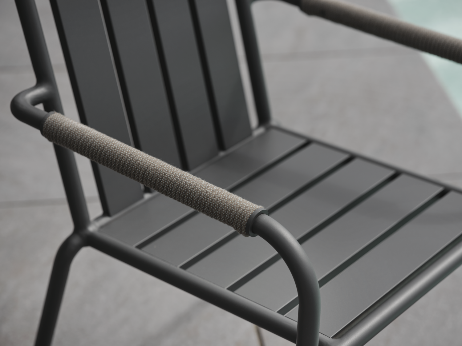 Innes stol med armlener Dusty Green