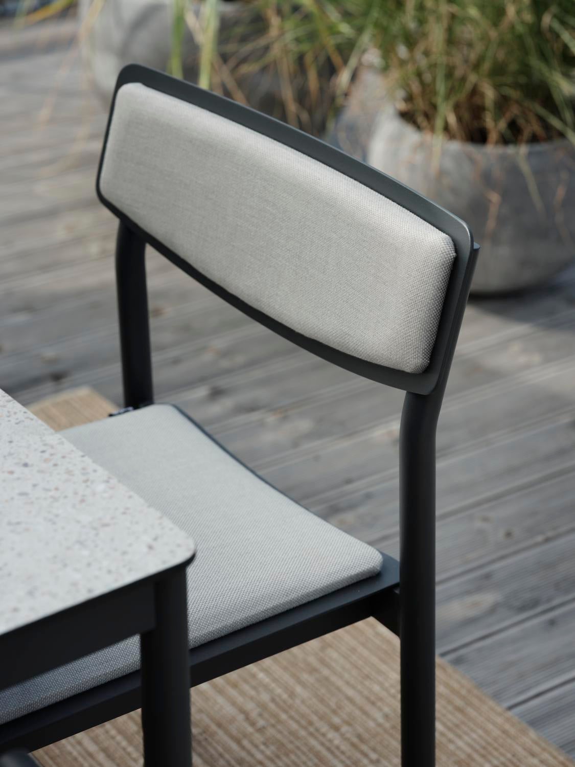 Gusty spisestol  Antracit/ash