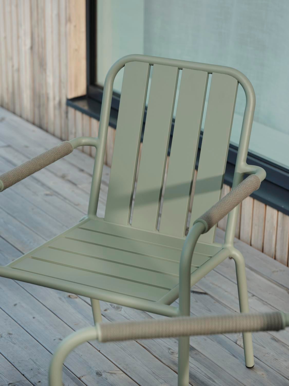 Innes stol med armlener Dusty Green