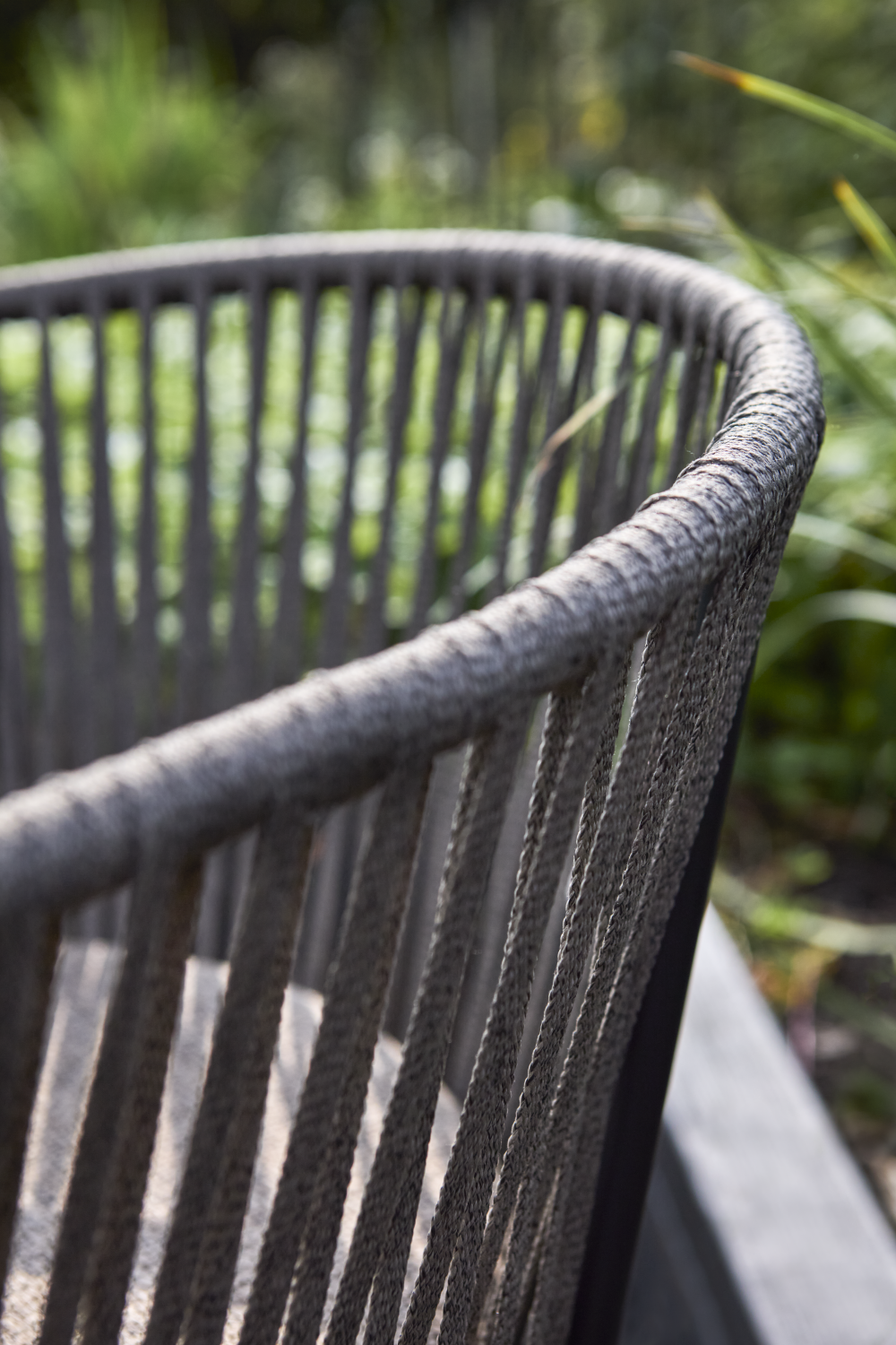 Piatto stol med armlener Svart/Raw Peanut