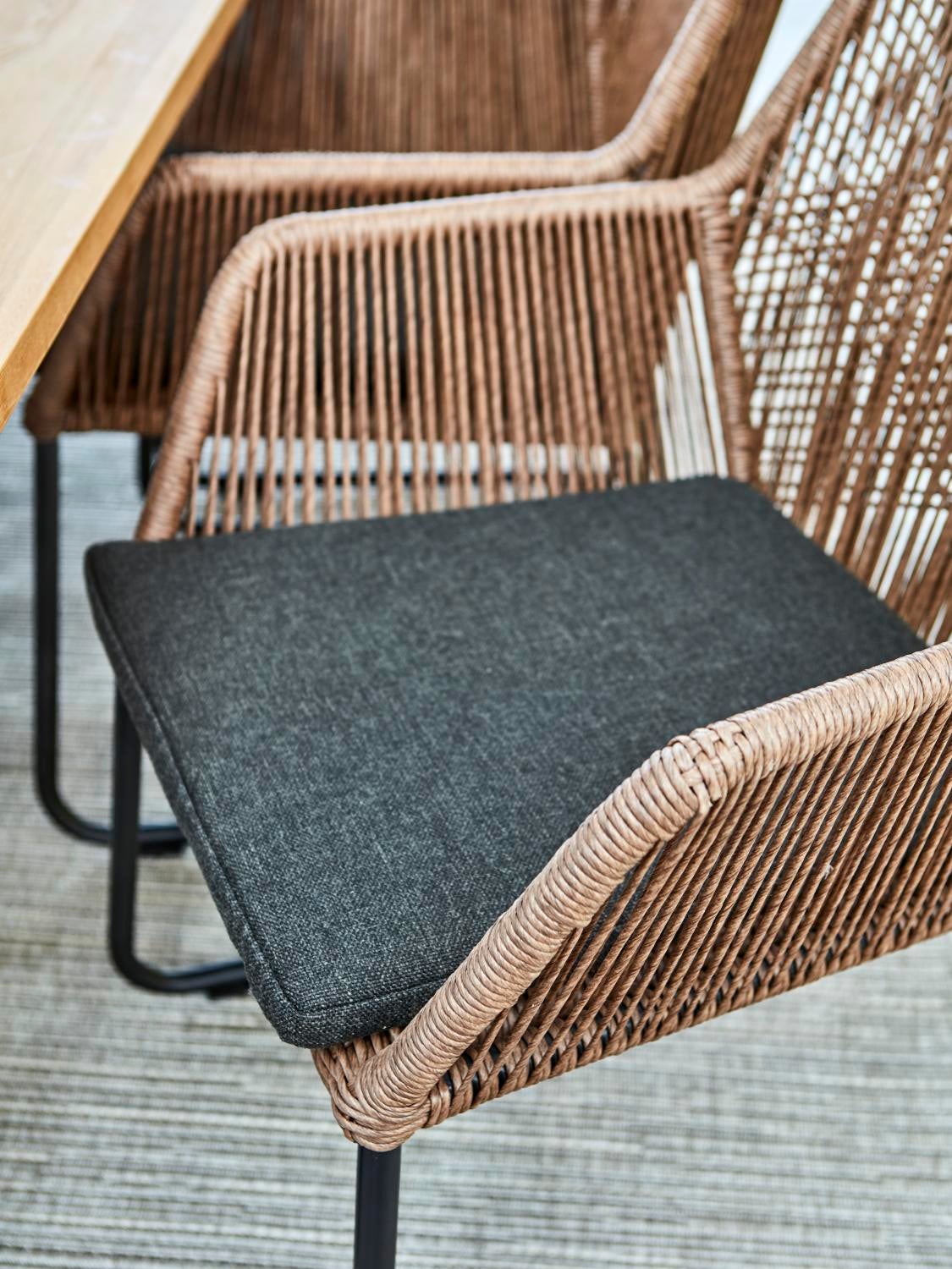 Midway stol med armlener Natur/svart