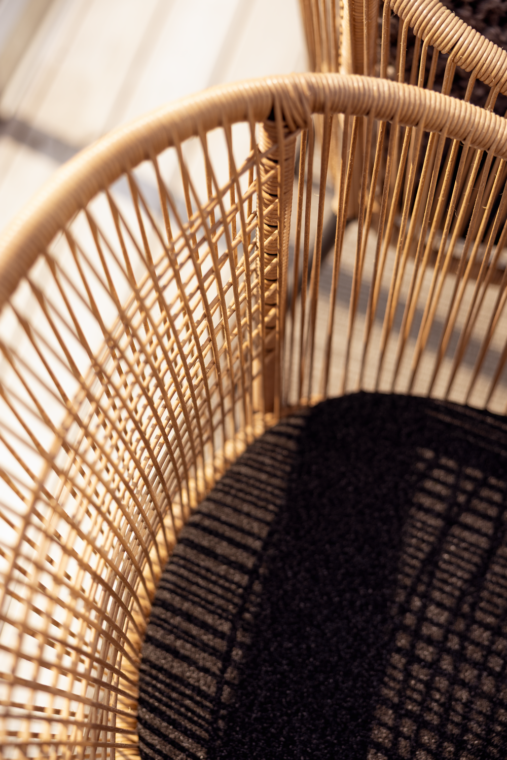 Delta stol med armlener Svart/Teddy Black