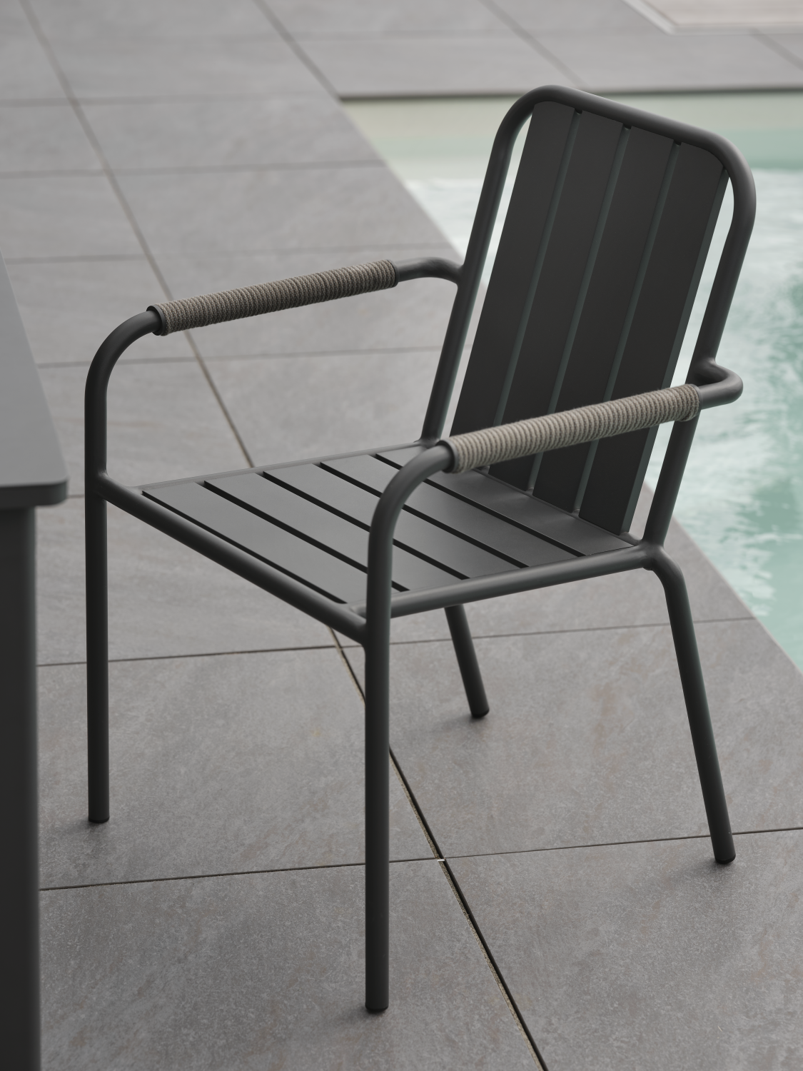 Innes stol med armlener Dusty Green