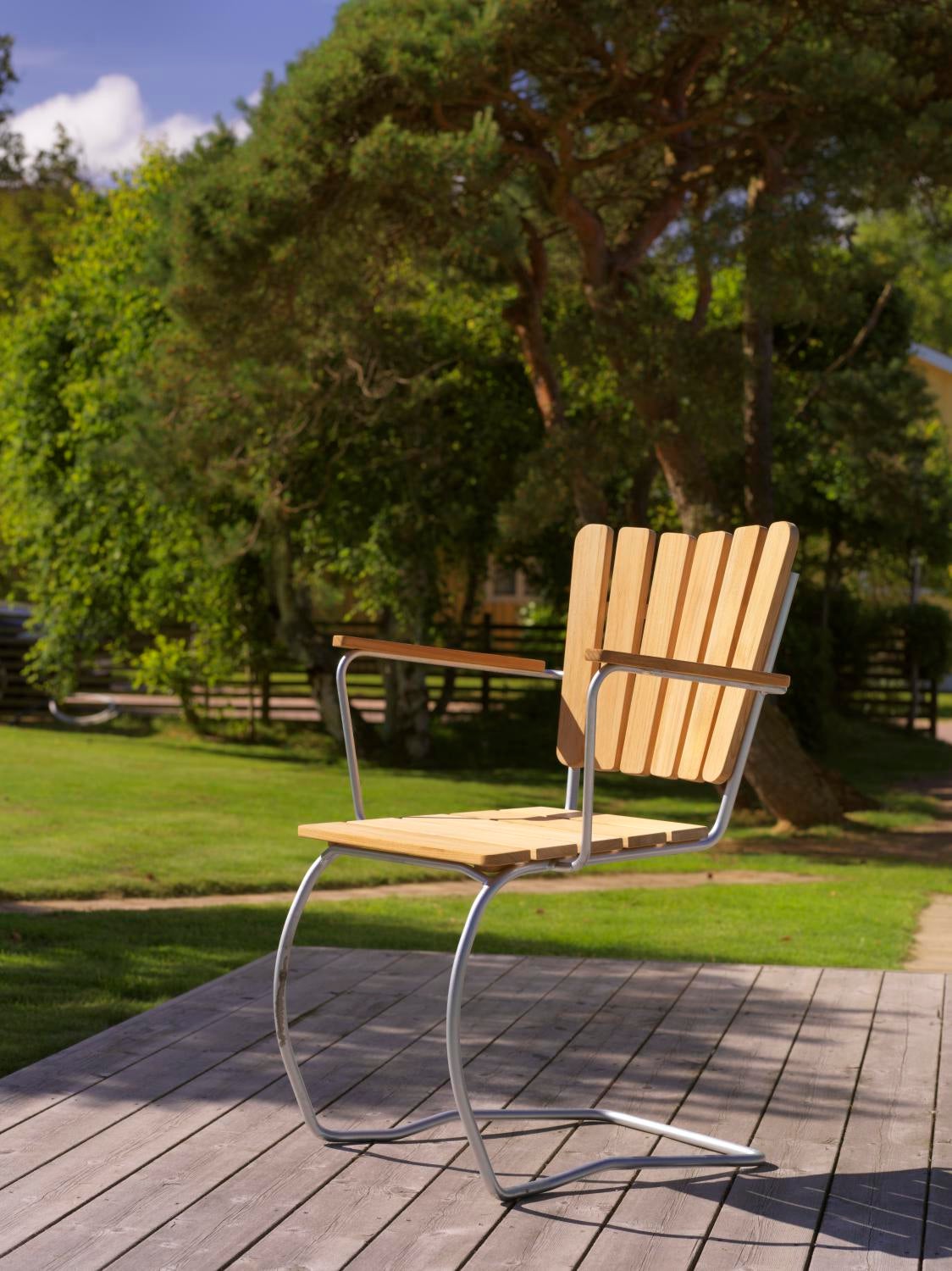 56:an stol med armlener Natur/grå