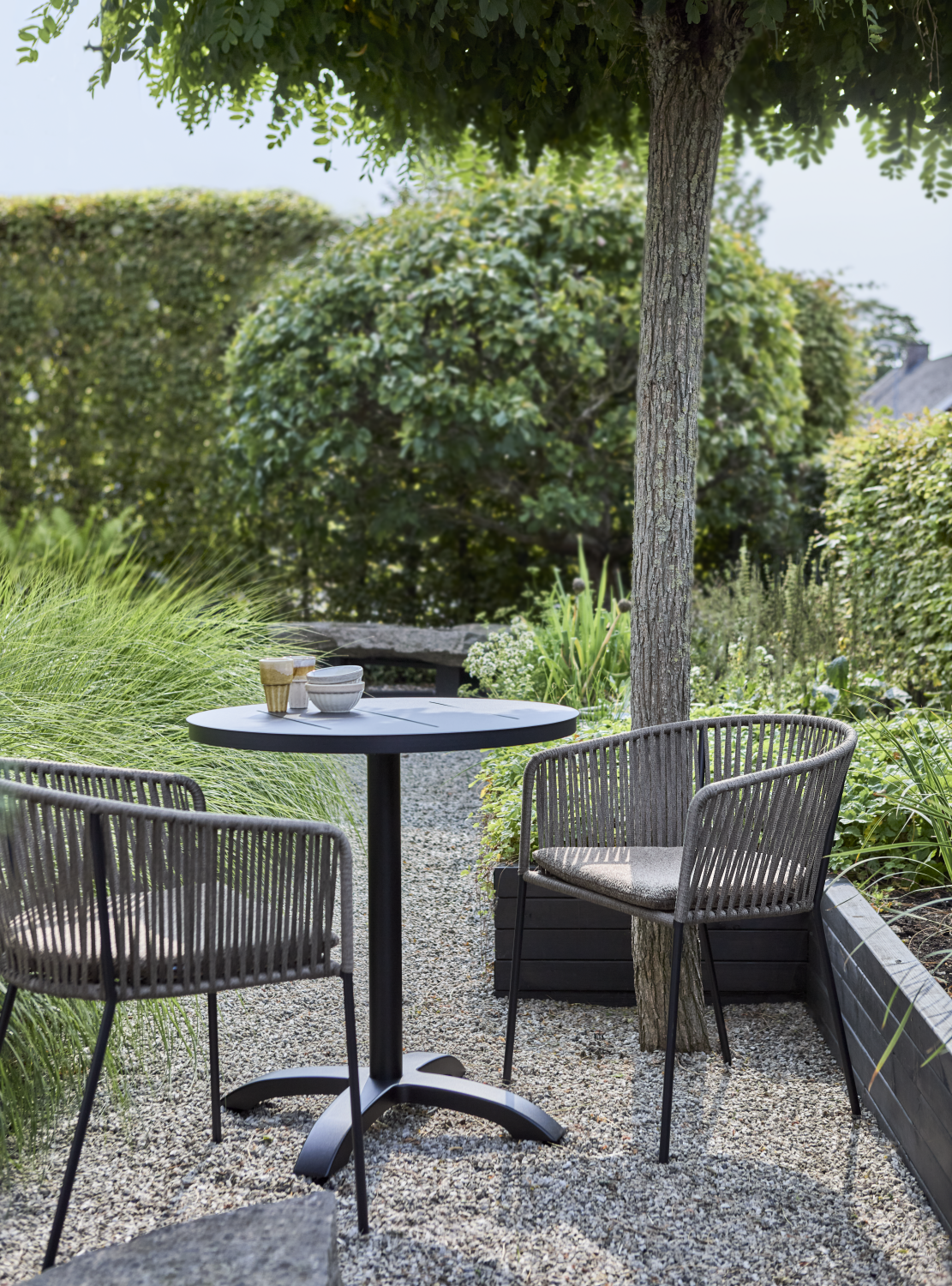 Piatto stol med armlener Svart/Raw Peanut